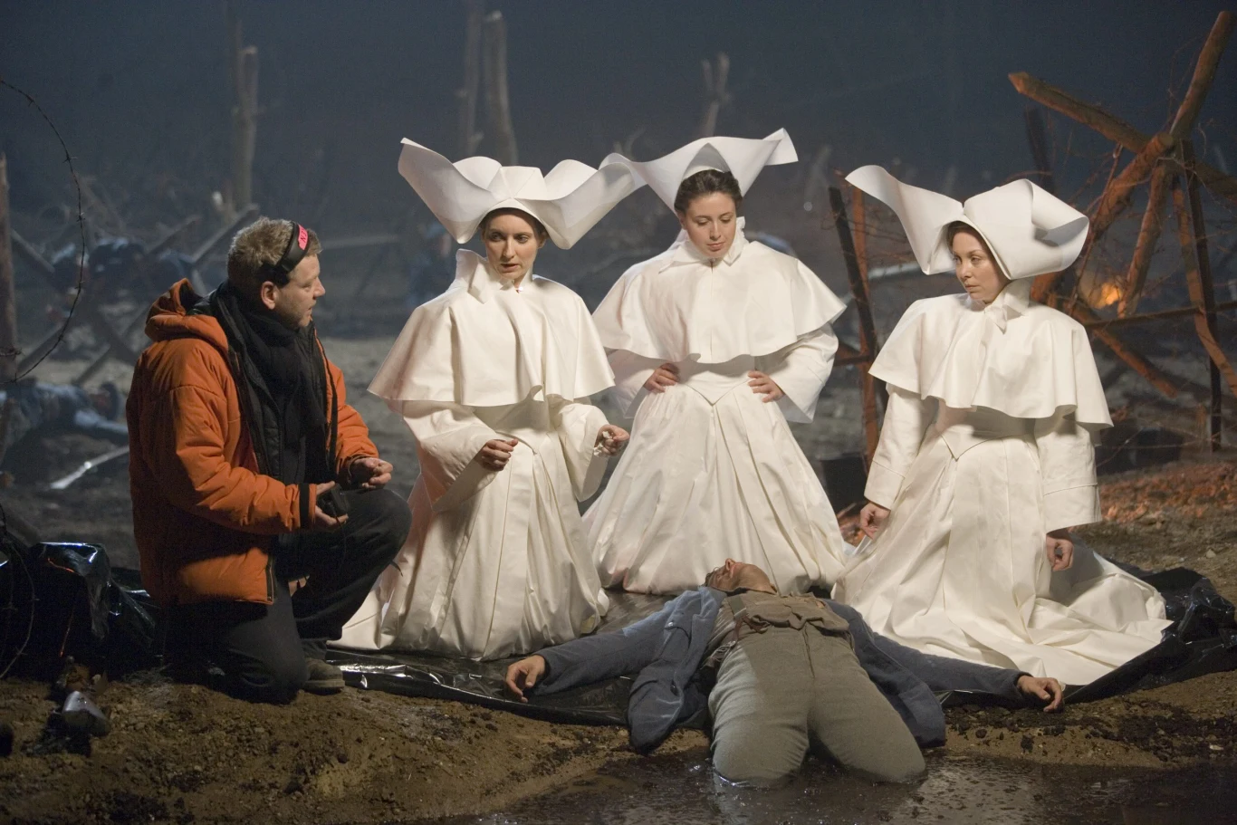 W reżyserskim dossier Kenneth Branagh ma także nietypowy projekt - filmową wersję opery Mozarta  "Czarodziejski flet". Brytyjczyk postanowił uwspółcześnić klasyczny utwór i opowiedział muzyczną historię w scenografii I wojny światowej.

Libretto opery zostało przetłumaczone na język angielski przez znanego angielskiego aktora i przyjaciela Branagha - Stephena Fry'a ("Gosford Park"). Kosztujący 27 milionów dolarów film był pierwszym flirtem z Mozartem specjalizującego się w ekranizacjach sztuk Williama Szekspira reżysera.