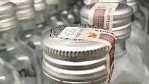Od 1 stycznia 2021 r. dystrybutorzy napojów alkoholowych o objętości mniejszej niż 300 ml będą musieli wnosić dodatkową opłatę w wysokości 25 zł od 1 litra 100-proc. alkoholu