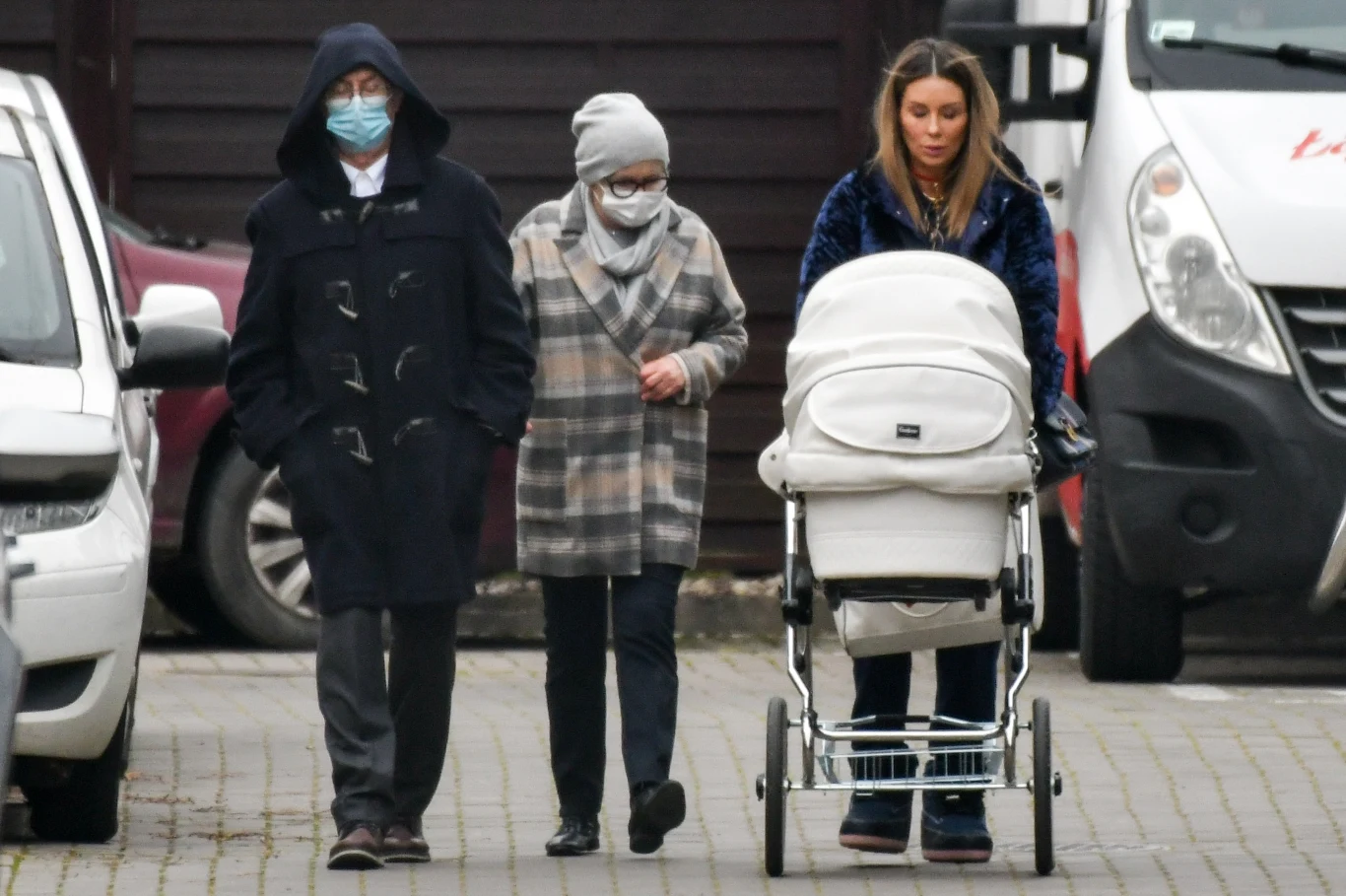 Małgorzata Rozenek-Majdan na spacerze z Heniem i rodzicami Małgorzata Rozenek-Majdan na spacerze z Heniem i rodzicami