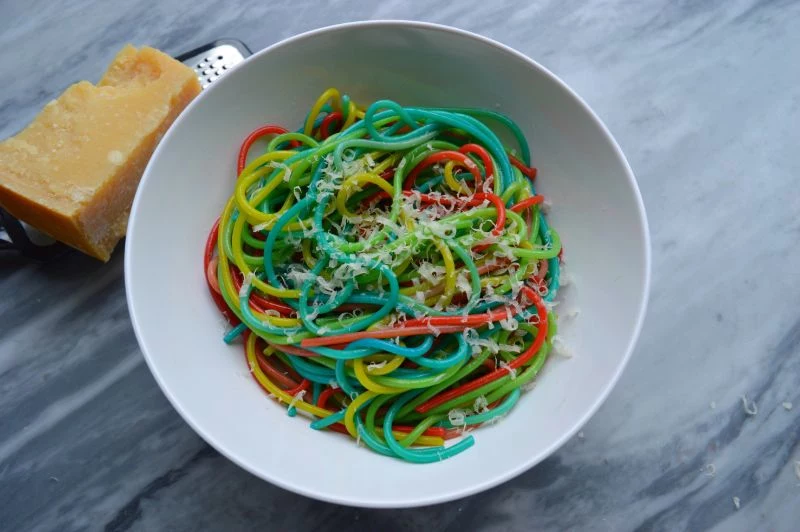 kolorowe spaghetti
