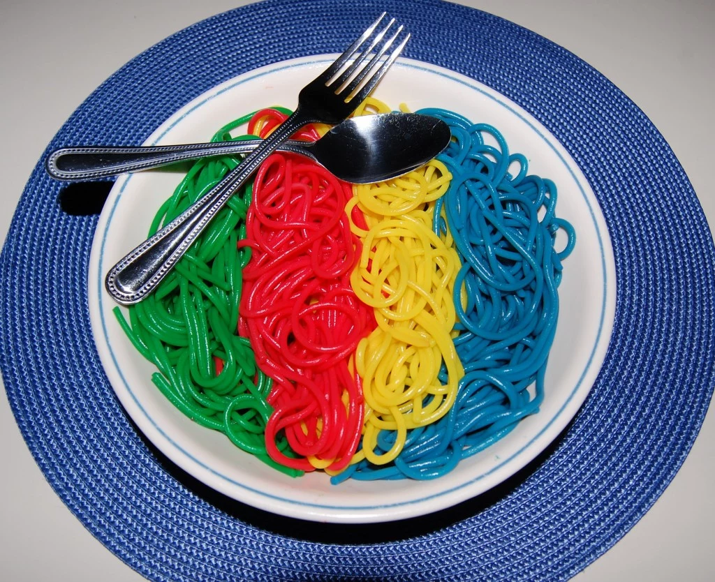 tęczowe spaghetti