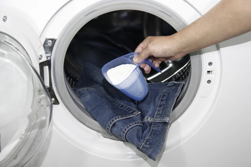 pranie jeansów w pralce