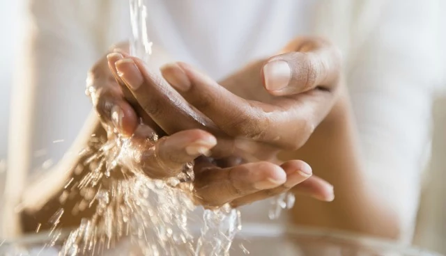 dłonie mycie