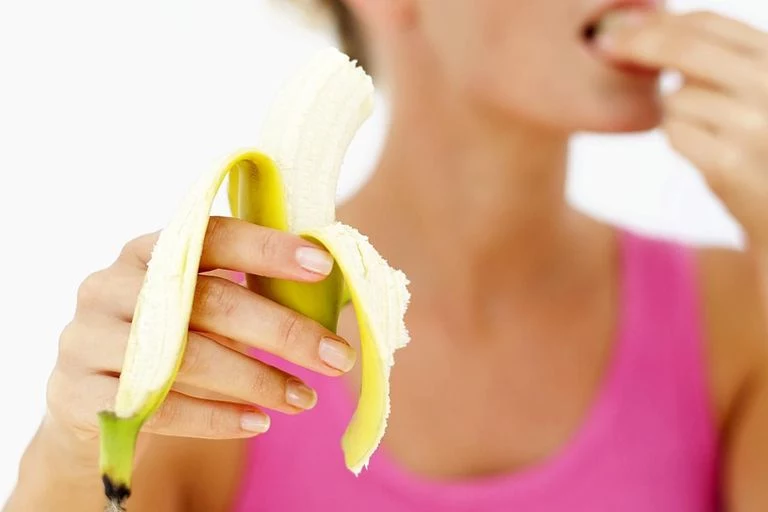 jedzenie banana
