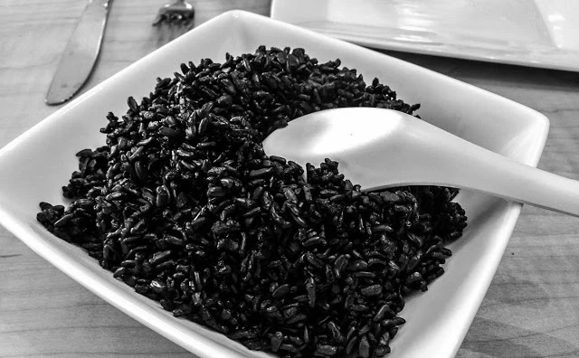 czarny ryż