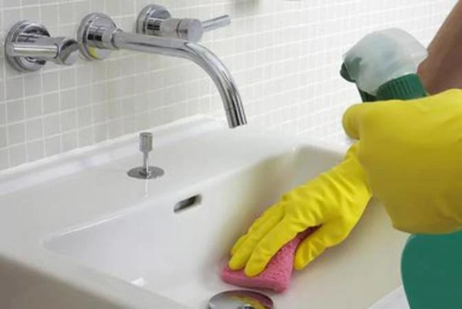 Domowy środek do czyszczenia umywalki