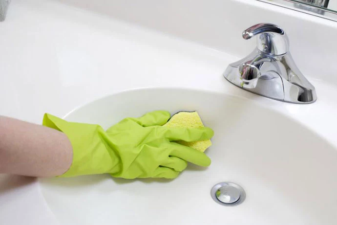 Naturalny środek do czyszczenia umywalki