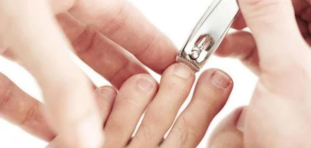 Używanie cudzych cążek do paznokci