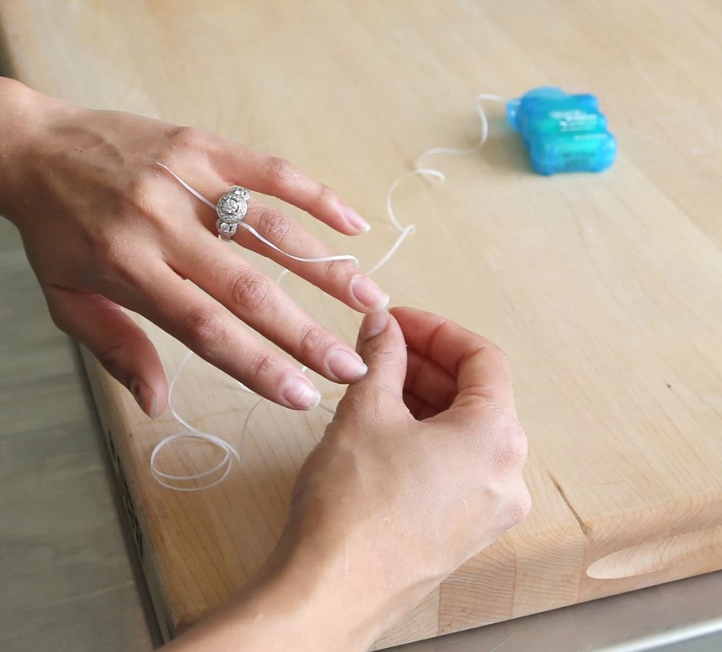 Jak zdjąć pierścionek ze spuchniętego palca