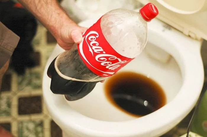 Czyszczenie toalety coca cola