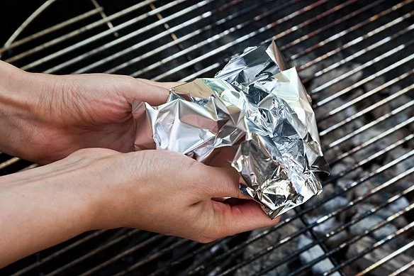 Wyczyść grill folią aluminiową