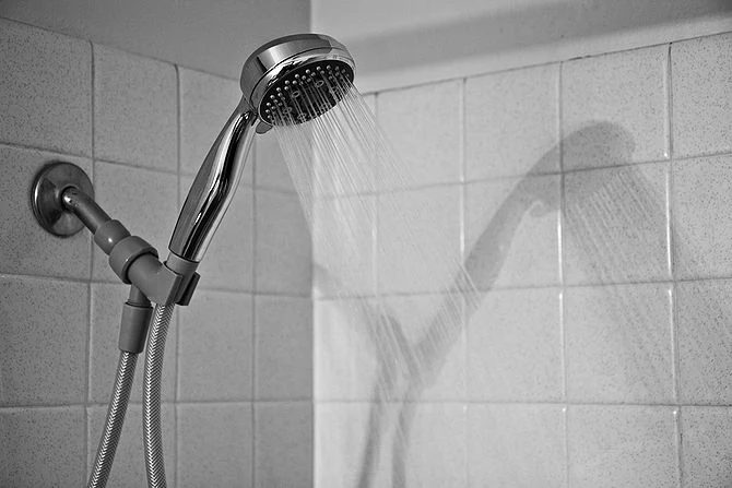 Myj prysznic po każdym użyciu