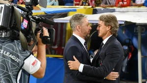 Jerzy Brzęczek w serdecznym uścisku z Roberto Mancinim, selekcjonerem piłkarskiej reprezentacji Włoch.