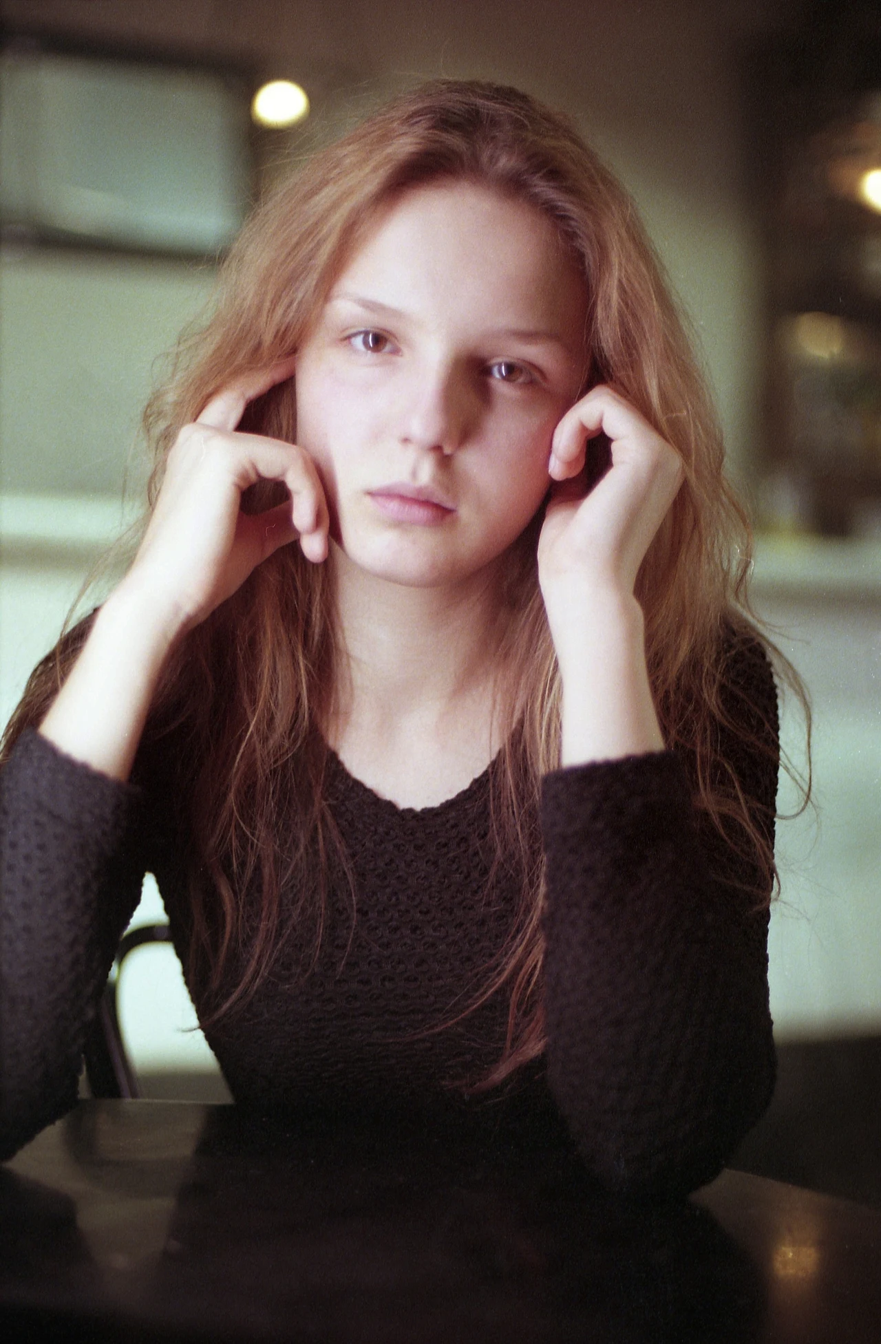 Agnieszka Włodarczyk zadebiutowała na scenie Teatru "Buffo" już jako czternastolatka. "Ona będzie gwiazdą" - powiedział na jej widok Maciej Ślesicki. Kiedy szukał dziewczyny do roli w filmie "Sara", przypomniał sobie o nastolatce. Agnieszka bez trudu pokonała rywalki starające się o tytułową rolę i wkrótce stanęła przed kamerą obok Bogusława Lindy, Marka Perepeczko i Cezarego Pazury.

"Dziewczyna albo ma coś w spojrzeniu, uśmiechu, gestach, albo nie. Szkoła aktorska nie ma z tym nic wspólnego. Tego się nie da nauczyć" - tłumaczył wybór nieprofesjonalnej aktorki Ślesicki. Po premierze filmu wszyscy mówili tylko o niej. Nie tylko dlatego, że okazała się utalentowaną aktorką, ale również z powodu odważnej erotycznej sceny, w której zagrała.