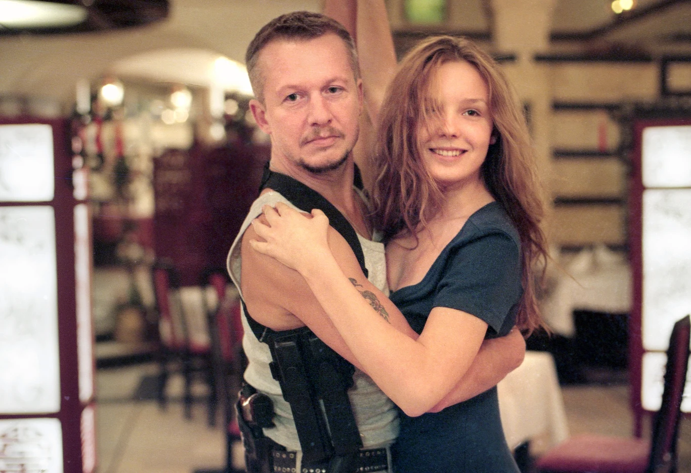 W prasie rozpętała się burza... Dziennikarze uznali, że żaden, nawet najlepszy scenariusz nie usprawiedliwia wykorzystywania do tego typu zadań tak młodej dziewczyny.

Recenzent tygodnika "Wprost", Wiesław Kot, nie oszczędził debiutantki.

"Pieścidełkiem filmu jest tytułowa Sara kreowana z wdziękiem przez Agnieszkę Włodarczyk. Na jej cherubinowej buźce usteczka same układają się w podkówkę. Na życzenie reżysera dziecko błyska jednak w nadmiarze modrymi oczkami, zawiązką biustu i chudzieńką dziewczęcą pupą. Jej rozłożony w filmie na raty striptiz budzi raczej skojarzenia szpitalne. Widz-oglądacz czuje się tak, jakby przypadkiem wtargnął do łazienki, w której pensjonarka bierze prysznic. Zamiast podniecenia występuje zażenowanie. Jeśli natura nie naznaczyła widza pedofilią, ten, w pierwszym odruchu, naciągnąłby małej majtki z powrotem na pupę, wlepił klapsa i wysłał na klasówkę" - Kot zaatakował nie tyle Włodarczyk, co dzieło Ślesickiego.