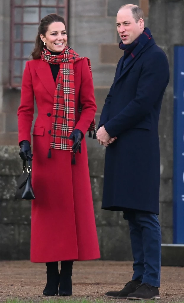 Middleton miała ostatnio na sobie idealnie skrojony dwurzędowy płaszcz od Alexandra McQueena w odcieniu soczystej czerwieni