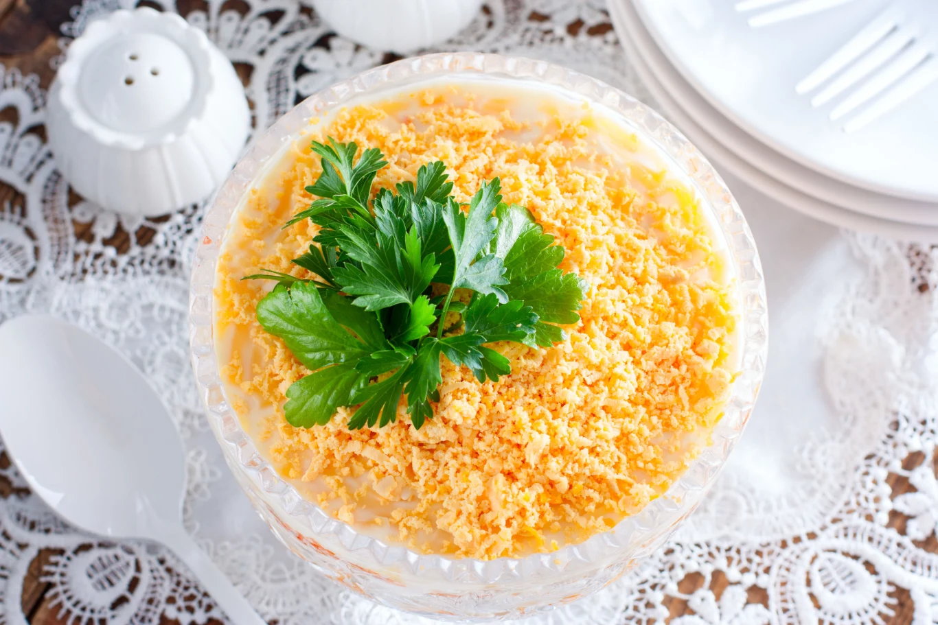 Jak przygotować warstwową sałatkę z tuńczykiem? Jak przygotować warstwową sałatkę z tuńczykiem?