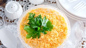 Warstwowa sałatka z tuńczykiem. Wygląda elegancko, a smakuje mistrzowsko 