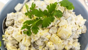 "Sałatka teściowej" od dawna króluje na moim stole. To nieoczywiste połączenie składników jest hitem 