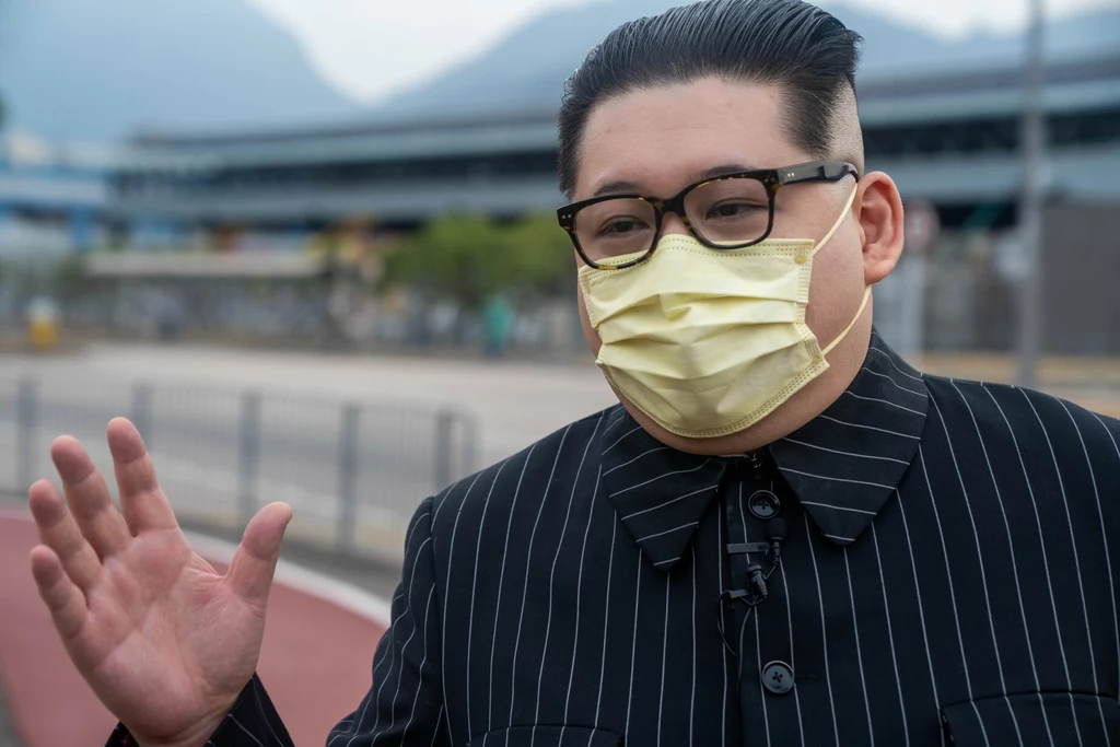 Podobno Howard po raz pierwszy "wcielił się" w Kim Jong Una podczas prima aprilis. Mężczyzna regularnie wykorzystuje swoje podobieństwo do przywódcy Korei Północnej, aby go satyrować. Chciałby nawet stworzyć zespół złożony z osób, które tak jak on przypominają światowych przywódców, aby zwrócić uwagę na niesprawiedliwość na świecie. Podobno Howard po raz pierwszy "wcielił się" w Kim Jong Una podczas prima aprilis. Mężczyzna regularnie wykorzystuje swoje podobieństwo do przywódcy Korei Północnej, aby go satyrować. Chciałby nawet stworzyć zespół złożony z osób, które tak jak on przypominają światowych przywódców, aby zwrócić uwagę na niesprawiedliwość na świecie.