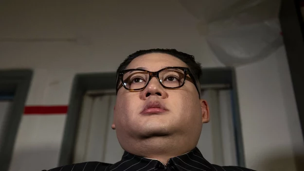 Howard X z Hongkongu już od kilku lat jest znany na całym świecie jako sobowtór 36-letniego Kim Jong Una. Patrząc na jego zdjęcia, trudno jest nie dostrzec łudzącego podobieństwa mężczyzny do przywódcy Korei Północnej. 

