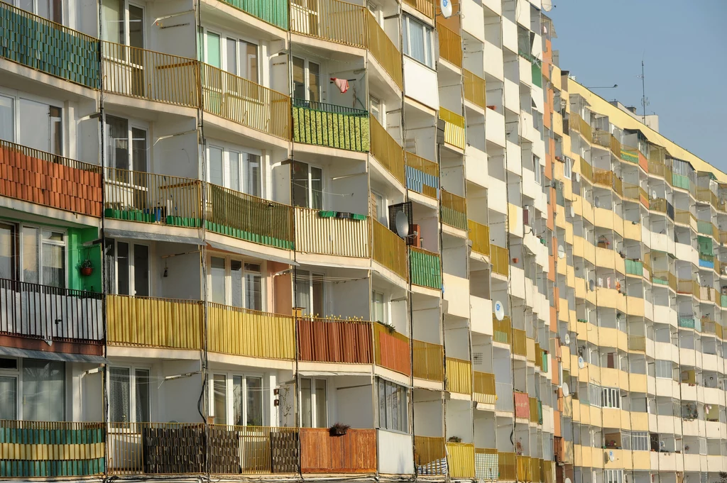 Gdańsk: Falowce Falowce to najbardziej charakterystyczne bloki w Trójmieście. Większość z nich (siedem budynków) znajduje się na gdańskim Przymorzu. Czym charakteryzuje się falowiec? Układy balkonów w tego typu wieżowcach układają się w falę, a wejścia do mieszkań ulokowane są na tzw. galeriach. Gdańsk: Falowce Falowce to najbardziej charakterystyczne bloki w Trójmieście. Większość z nich (siedem budynków) znajduje się na gdańskim Przymorzu. Czym charakteryzuje się falowiec? Układy balkonów w tego typu wieżowcach układają się w falę, a wejścia do mieszkań ulokowane są na tzw. galeriach.