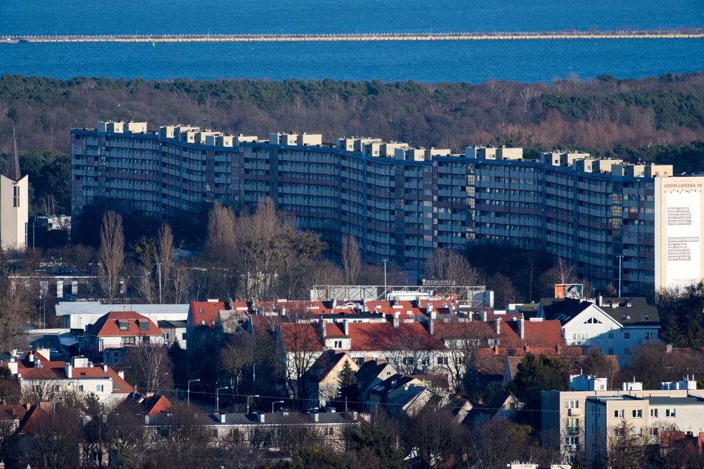 Najdłuższy gdański falowiec, a zarazem jeden z najdłuższych tego typu obiektów w Europie, znajduje się przy ulicy Obrońców Wybrzeża. Ma 860 metrów długości, 32 m wysokości i 13 m szerokości. Ma 10 pięter, a w środku znaleźć można aż 1792 mieszkania, które zamieszkuje prawie 6 tysięcy osób. Gdańskie falowce stały się także domem dla kolorowych murali, które zdobią boki budynków. Wszystko to sprawia, że falowce stają się coraz popularniejszą atrakcją dla odwiedzających Trójmiasto turystów. Zwłaszcza tych znudzonych oczywistymi zabytkami. Najdłuższy gdański falowiec, a zarazem jeden z najdłuższych tego typu obiektów w Europie, znajduje się przy ulicy Obrońców Wybrzeża. Ma 860 metrów długości, 32 m wysokości i 13 m szerokości. Ma 10 pięter, a w środku znaleźć można aż 1792 mieszkania, które zamieszkuje prawie 6 tysięcy osób. Gdańskie falowce stały się także domem dla kolorowych murali, które zdobią boki budynków. Wszystko to sprawia, że falowce stają się coraz popularniejszą atrakcją dla odwiedzających Trójmiasto turystów. Zwłaszcza tych znudzonych oczywistymi zabytkami.