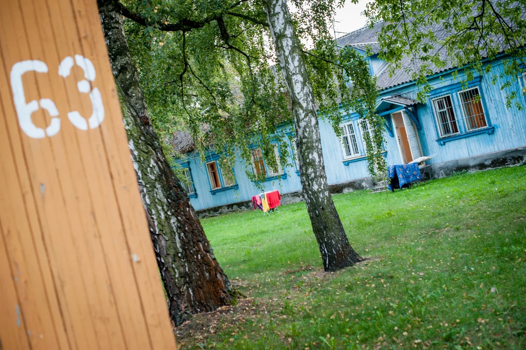 Mimo upływającego czasu budynki wciąż zachowały swój oryginalny klimat. Osiedle składa się z charakterystycznych małych domków, głównie w kolorze niebiesko-białym i niebiesko-czerwonym. Poza domkami na terenie znajduje się także stadion, biblioteka, klub i punkty usługowe. Całość sąsiaduje z terenami zielonymi. W latach 90. rozbudowano osiedle o dodatkowe domy studenckie i ratusz dzielnicy. Nie naruszyło to jednak w żaden sposób unikalnego charakteru Przyjaźni, które wciąż sprawia wrażenie, jakby było małym miasteczkiem. Mimo upływającego czasu budynki wciąż zachowały swój oryginalny klimat. Osiedle składa się z charakterystycznych małych domków, głównie w kolorze niebiesko-białym i niebiesko-czerwonym. Poza domkami na terenie znajduje się także stadion, biblioteka, klub i punkty usługowe. Całość sąsiaduje z terenami zielonymi. W latach 90. rozbudowano osiedle o dodatkowe domy studenckie i ratusz dzielnicy. Nie naruszyło to jednak w żaden sposób unikalnego charakteru Przyjaźni, które wciąż sprawia wrażenie, jakby było małym miasteczkiem.