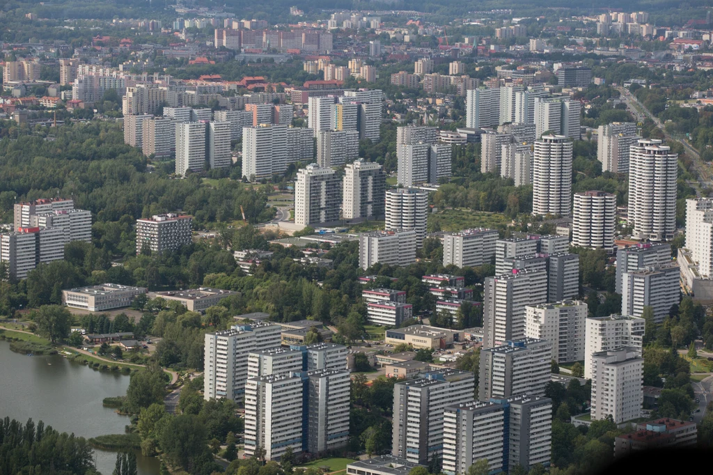 Katowice: Osiedle Tysiąclecia Wracamy na Śląsk. Osiedle Tysiąclecia, potocznie nazywane przez mieszkańców „Tauzenem”, to kolejny przykład ciekawego budownictwa. Budowę osiedla rozpoczęto w latach 60. XX wieku. Dziś Osiedle Tysiąclecia zamieszkuje prawie 30 tys. mieszkańców. Nie ma jednak wątpliwości, że największą atrakcją „Tauzenu” są Kukurydze. To oryginalne bloki położone przy ulicy Zawiszy Czarnego. Nazwa nie jest przypadkowa. Budynki z lat 80. przez swoje koliste balkony wyglądem przypominają właśnie kolby kukurydzy. Katowice: Osiedle Tysiąclecia Wracamy na Śląsk. Osiedle Tysiąclecia, potocznie nazywane przez mieszkańców „Tauzenem”, to kolejny przykład ciekawego budownictwa. Budowę osiedla rozpoczęto w latach 60. XX wieku. Dziś Osiedle Tysiąclecia zamieszkuje prawie 30 tys. mieszkańców. Nie ma jednak wątpliwości, że największą atrakcją „Tauzenu” są Kukurydze. To oryginalne bloki położone przy ulicy Zawiszy Czarnego. Nazwa nie jest przypadkowa. Budynki z lat 80. przez swoje koliste balkony wyglądem przypominają właśnie kolby kukurydzy.