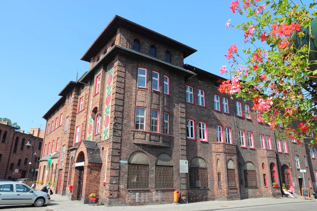 Katowice: Nikiszowiec Nikiszowiec to zabytkowe osiedle w Katowicach, które zaprojektowali Emil i Georg Zillmannowie. Powstało w latach 1908–1919 jako osiedle robotnicze dla górników pobliskiej kopani „Wieczorek”. Nikiszowiec przypomina otoczone murami samodzielne miasteczko. Takie było zresztą jego przeznaczenie. Na terenie osiedla od początku znajdowały się m.in. punkty usługowe, kościół, magiel, kantyna, szkoła i hotel robotniczy - czyli właściwie wszystko, czego mieszkańcy mogą potrzebować na co dzień. Standardowe mieszkanie na miało dwa pokoje. Na przydomowym podwórku znajdowały się pomieszczenia gospodarcze, w których można było np. piec chleb. Katowice: Nikiszowiec Nikiszowiec to zabytkowe osiedle w Katowicach, które zaprojektowali Emil i Georg Zillmannowie. Powstało w latach 1908–1919 jako osiedle robotnicze dla górników pobliskiej kopani „Wieczorek”. Nikiszowiec przypomina otoczone murami samodzielne miasteczko. Takie było zresztą jego przeznaczenie. Na terenie osiedla od początku znajdowały się m.in. punkty usługowe, kościół, magiel, kantyna, szkoła i hotel robotniczy - czyli właściwie wszystko, czego mieszkańcy mogą potrzebować na co dzień. Standardowe mieszkanie na miało dwa pokoje. Na przydomowym podwórku znajdowały się pomieszczenia gospodarcze, w których można było np. piec chleb.
