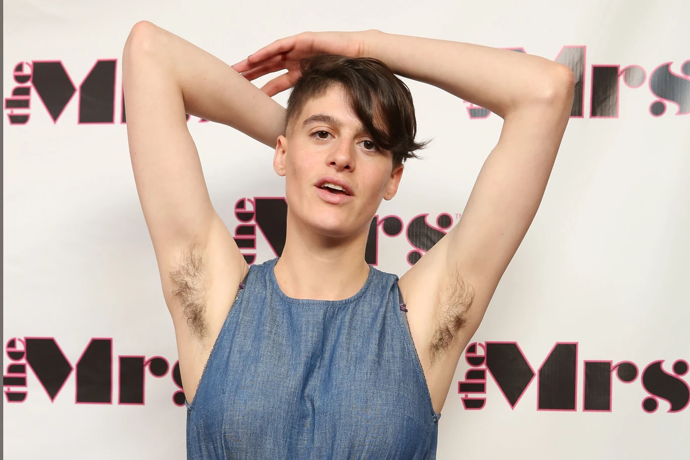 Rain przyznaje, że wiele nowo poznanych osób uważa, że jest mężczyzną, który jedynie „dorobił” sobie zgrabny biust z pomocą chirurga plastycznego, żeby wyglądać oryginalniej. 