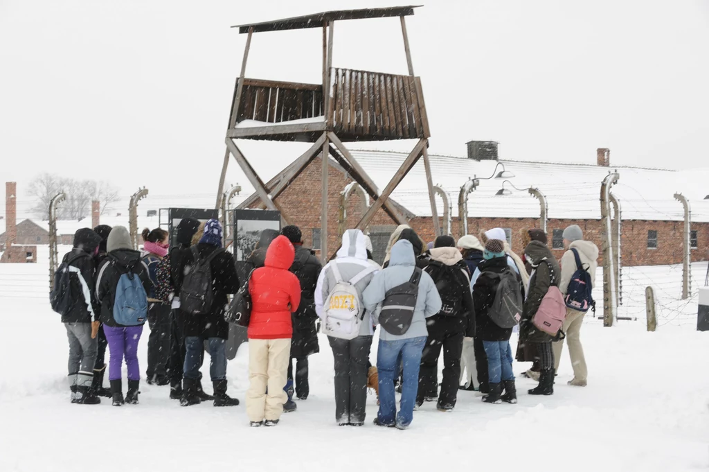 Nastoletni turyści z Anglii próbowali wywieźć przedmioty z Muzeum Auschwitz