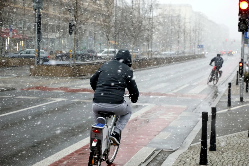 Warszawa nie ma pieniędzy na odśnieżanie dróg dla rowerów