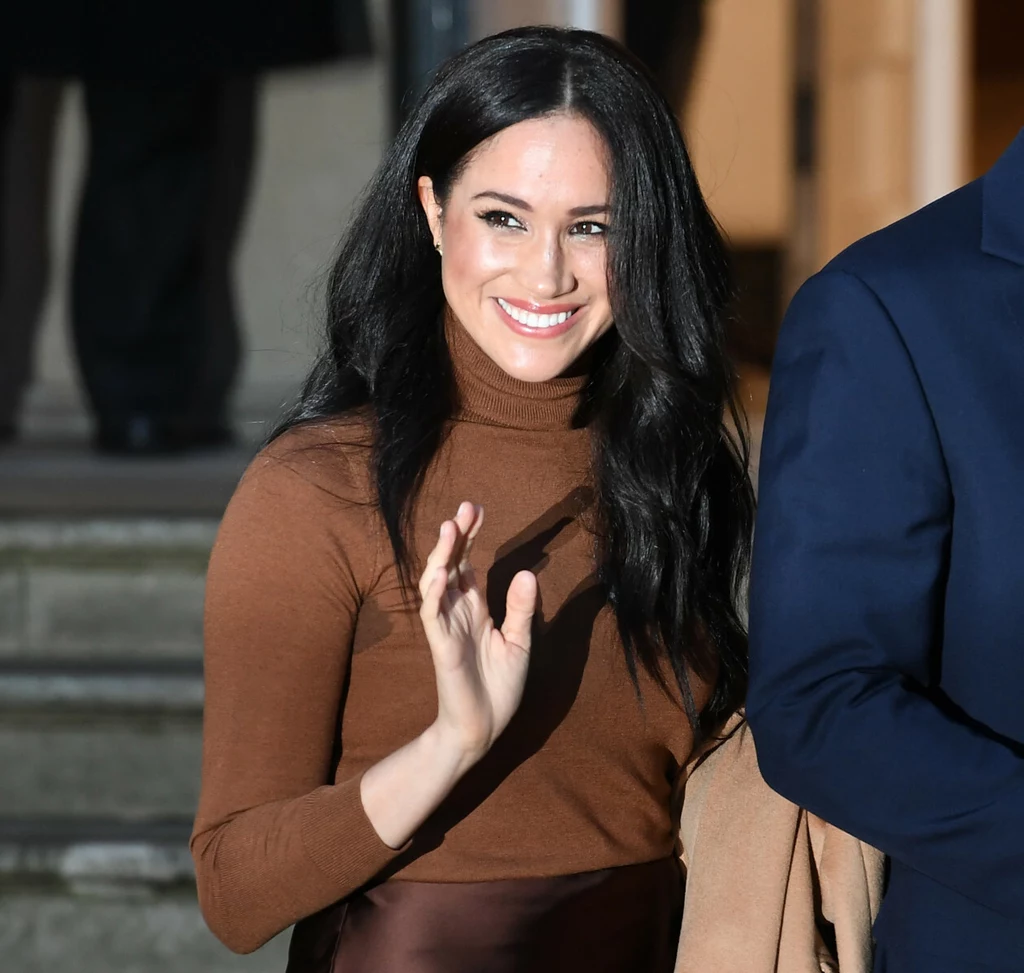 Fryzjer Meghan Markle radzi, by raz w tygodniu nakładać na włosy odżywczą maskę, która skutecznie nawilży przesuszone zimą kosmyki oraz sprawi, że staną się one mocne i lśniące