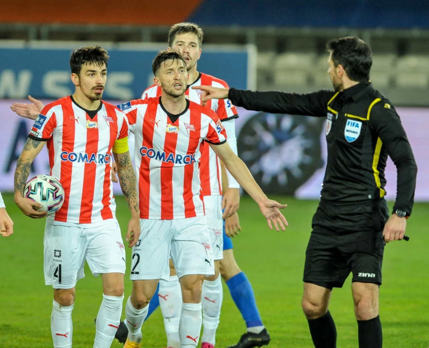 Sędzia Daniel Stefański z piłkarzami Cracovii Sędzia Daniel Stefański z piłkarzami Cracovii