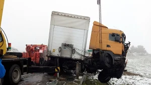 Kierowca tira nie dostosował prędkości do warunków na drodze