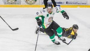 Martin Kasperlik (przy krążku) i Jesse Rohtla