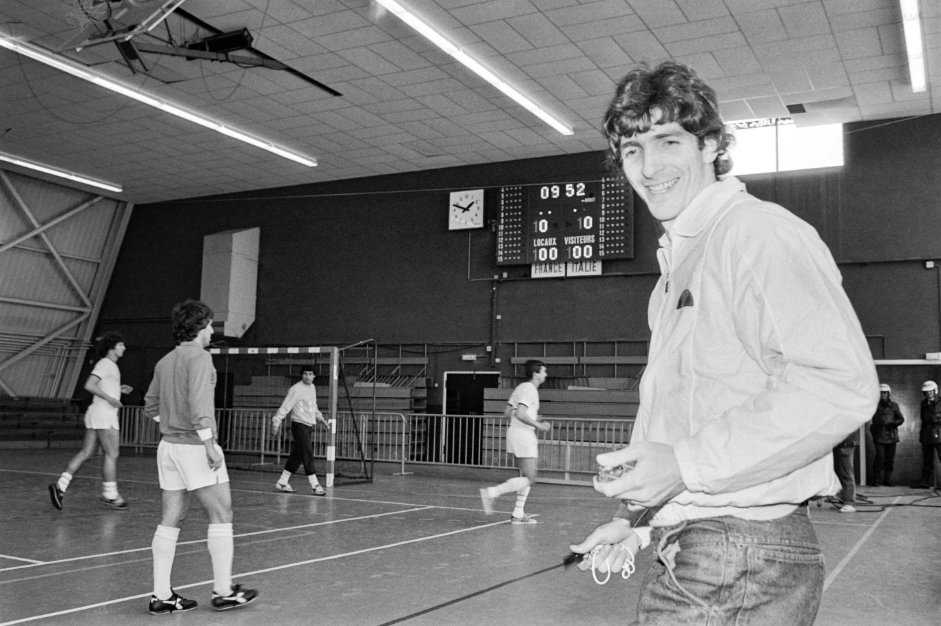 Paolo Rossi 23.09.1956 - 09.12.2020 Powiedzieć, że był genialnym piłkarzem, to jak nie powiedzieć nic. W 1982 roku zdobył z reprezentacją Włoch mistrzostwo świata, zostając królem strzelców mundialu, co pozwoliło mu sięgnąć po Złotą Piłkę. W rozgrywkach klubowych bronił barw między innymi: Juventusu, Milanu, Verony, Vicenzy i Como. Ze "Starą Damą" - ze Zbigniewem Bońkiem w składzie - świętował triumf w Serie A, zdobył też Puchar Europy, Puchar Zdobywców Pucharów i Superpuchar Europy.