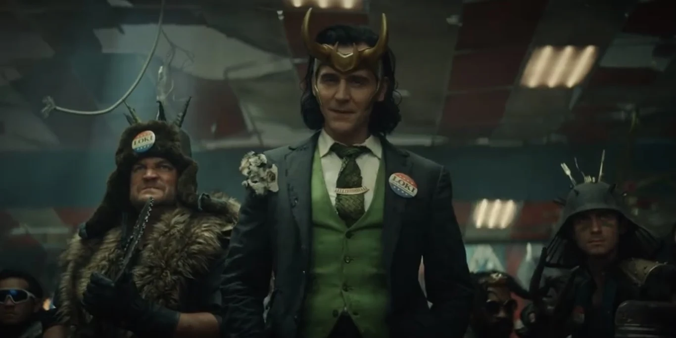 Wkrótce Hiddleston ponownie wcieli się w przyrodniego brata Thora w serialu Disneya "Loki". Oszust i kłamca, który podbił serca widzów na całym świecie, zginął w filmie "Avengers: Wojna bez granic", a teraz doczekał się serialu o swoich przygodach.

Akcja serialu "Loki" rozgrywać się będzie po wydarzeniach z filmu "Avengers: Wojna bez granic", w którym postać grana przez Hiddlestona kradnie obdarzony mocą Tessaract, dzięki któremu udaje mu się stworzyć alternatywną linię czasową. Według wcześniejszych zapowiedzi, serial "Loki" ma być powiązany z filmem "Doctor Strange in the Multiverse of Madness", w którym - zgodnie z tytułem - widzowie obejrzą szaleństwa związane z alternatywnymi rzeczywistościami, tzw. multiwersami.