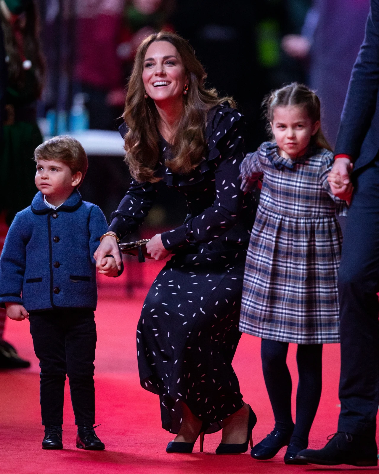 Księżna Kate z księżniczką Charlotte i księciem Louisem Księżna Kate z księżniczką Charlotte i księciem Louisem