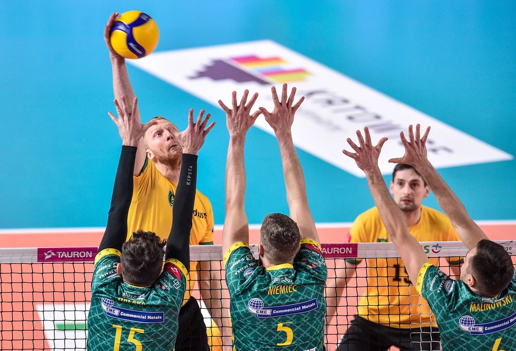Jakub Jarosz atakuje, blokują, od lewej, Paweł Halaba, Patryk Niemiec i Mateusz Malinowski. Jakub Jarosz atakuje, blokują, od lewej, Paweł Halaba, Patryk Niemiec i Mateusz Malinowski.