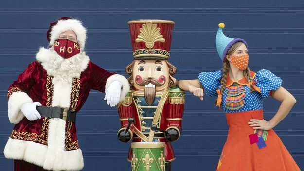 Choć Mikołaj i jego pomocnica mają na twarzy maseczki, dopisuje im dobry humor.