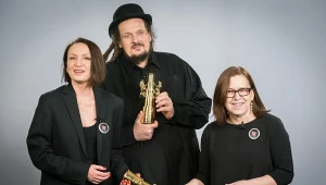 Mariusz Wilczyński (w środku) ze Złotymi Lwami za reżyserię filmu "Zabij to i wyjedź z tego miasta"