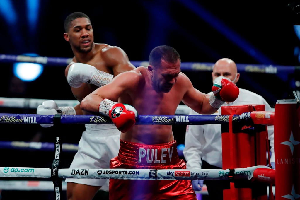 Anthony Joshua (z tyłu) wybił z głowy walkę Kubratowi Pulewowi Anthony Joshua (z tyłu) wybił z głowy walkę Kubratowi Pulewowi