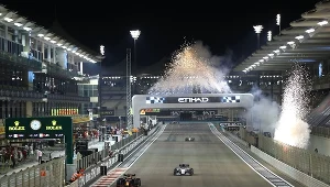 Max Verstappen przekracza linie mety w Grand Prix Abu Zabi