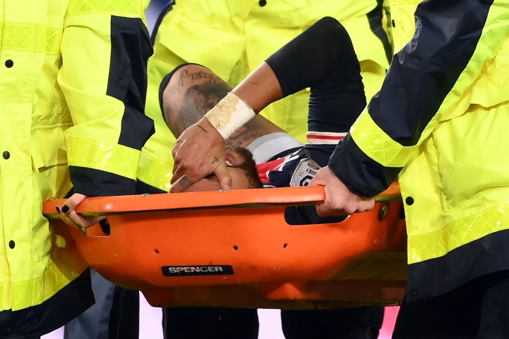 Neymar na noszach po brutalnym faulu Thiago Mendesa Neymar na noszach po brutalnym faulu Thiago Mendesa