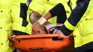 Neymar na noszach po brutalnym faulu rywala