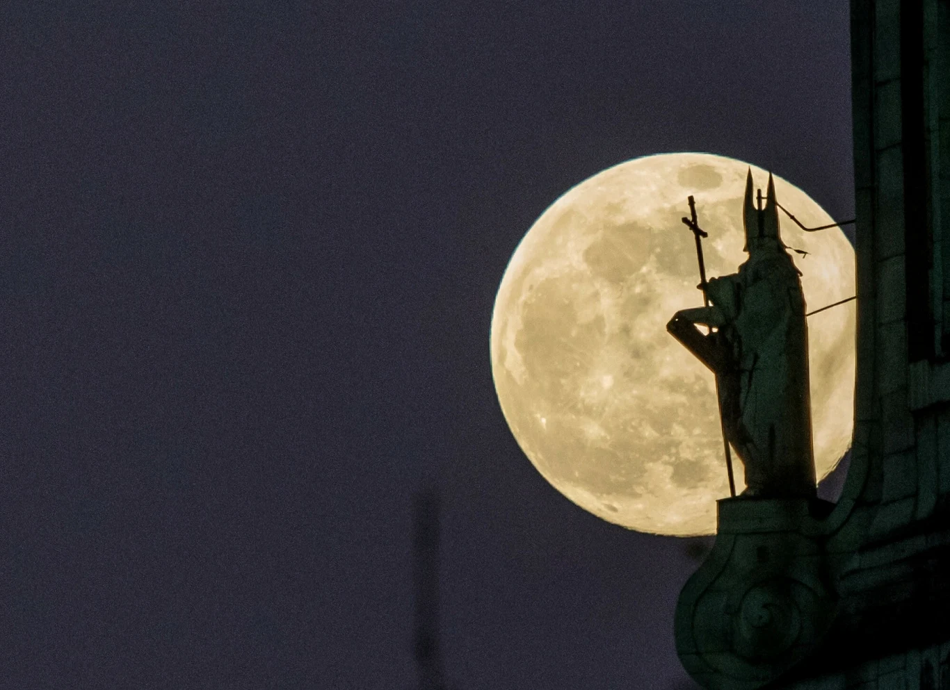 Kraków, 07.04.2020. Pełnia "Różowego Księżyca" nad Zamkiem Królewskim na Wawelu