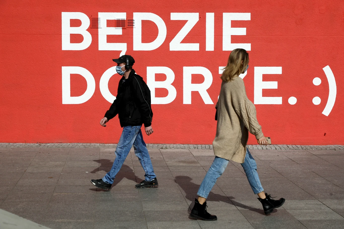 Warszawa, 21.04.2020. Epidemia koronawirusa. Mural z hasłem "Będzie dobrze" przy rondzie ONZ