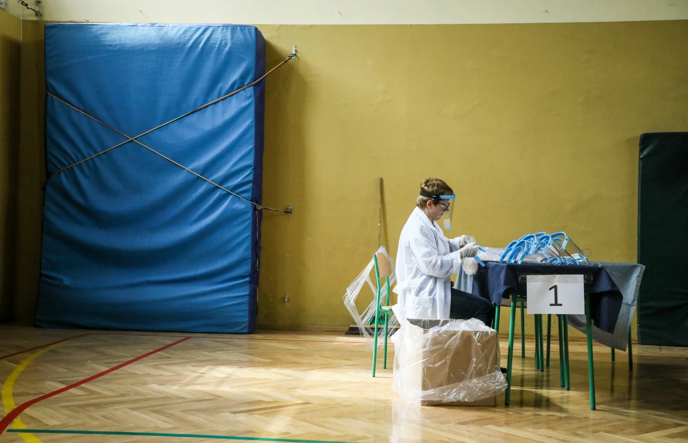 Otwock, 24.04.2020. Epidemia koronawirusa. Produkcja przyłbic w szkole podstawowej nr 4 zorganizowana przez urząd miasta w Otwocku